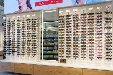 Güneş gözlükleri optikte. 1 Mart 2023 Beltsy, Moldova. Resimli editoryal kullanım için.