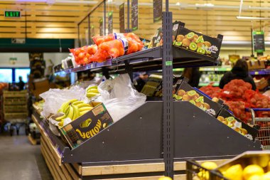 6 Nisan 2023 Beltsy, Moldova. Resimli editör kullanımı için. Süpermarkette meyve reyonu.