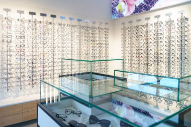 Gözlüklü gösteriler. 1 Mart 2023 Beltsy, Moldova. Resimli editoryal kullanım için.