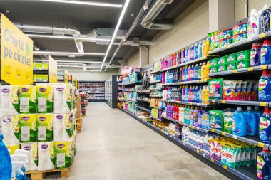 Seçici odaklı bir süpermarketin geniş koridorları. 13 Nisan 2023 Beltsy, Moldova. Resimli editoryal kullanım için.