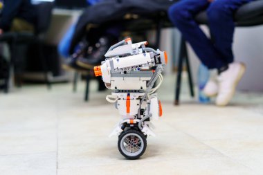 Robot ve sibernetik kulübünde ev yapımı robotlar. 10 Kasım 2022 Beltsy, Moldova. Resimli editoryal kullanım için.