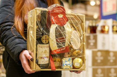 6 Nisan 2023 Beltsy, Moldova. Resimli editör kullanımı için. Geleneksel ürünlerin Paskalya bayramı hediye seti.