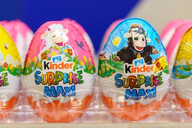 6 Nisan 2023 Beltsy, Moldova. Resimli editör kullanımı için. Yumurta Kinder sürprizi.