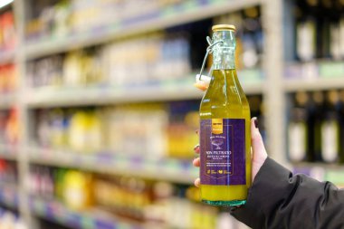 6 Nisan 2023 Beltsy, Moldova. Resimli editör kullanımı için. İtalyan filtresiz ekstra saf zeytinyağı.