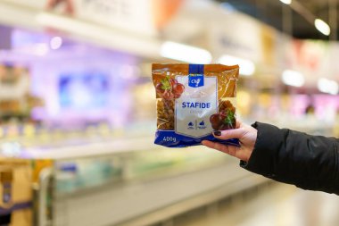 6 Nisan 2023 Beltsy, Moldova. Resimli editör kullanımı için. Kahverengi üzümler.