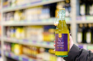 6 Nisan 2023 Beltsy, Moldova. Resimli editör kullanımı için. İtalyan filtresiz ekstra saf zeytinyağı.