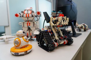 Robot ve sibernetik kulübünde ev yapımı robotlar. 10 Kasım 2022 Beltsy, Moldova. Resimli editoryal kullanım için.
