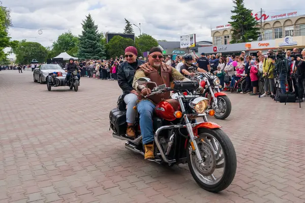 22 Mayıs 2022 Beltsy, Moldova. İllüstrasyon başyazısı. Şehir geçidinde motosikletliler