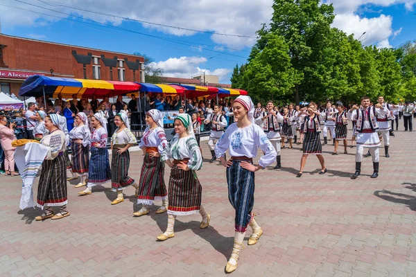 Mei 2022 Beltsy Moldavië Mensen Authentieke Volkskostuums Dansen Straten Van — Stockfoto