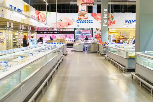 Широкие Ряды Продуктового Супермаркета Избирательный Фокус Февраля 2023 Года Бельцы — стоковое фото