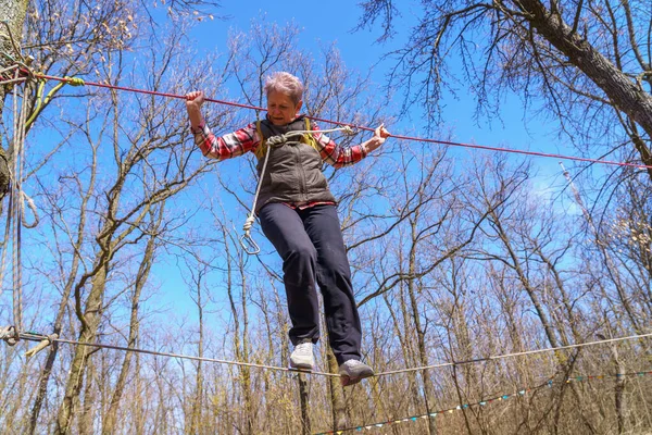 März 2022 Mindrestii Moldawien Touristen Trainieren Wald Auf Einem Seil — Stockfoto