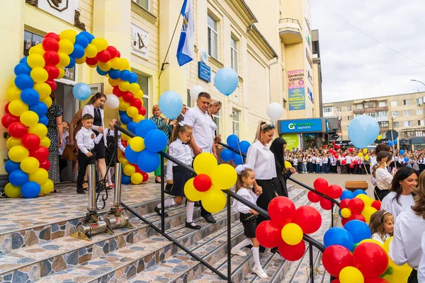 1 Eylül 2022 Balti Moldova. İlk çana adanmış okul çocukları hatta. İllüstrasyon başyazısı. Arkaplan