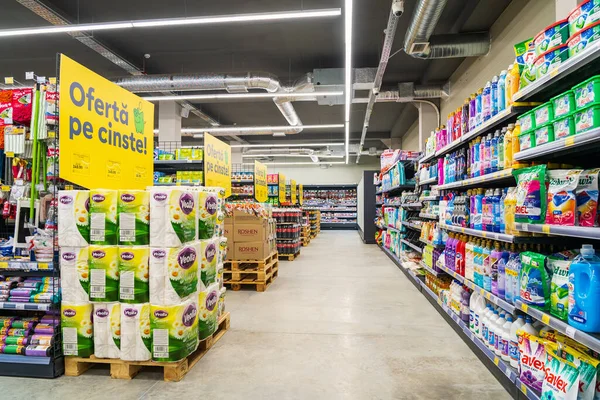Amplios Pasillos Supermercado Con Enfoque Selectivo Abril 2023 Beltsy Moldova —  Fotos de Stock
