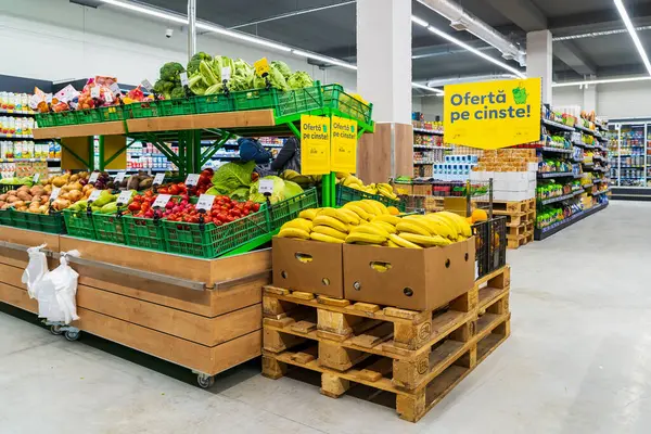 Отдел Свежими Фруктами Овощами Супермаркете Апреля 2023 Года Бельцы Молдова — стоковое фото