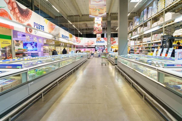 Amplas Fileiras Supermercado Supermercado Foco Seletivo Fevereiro 2023 Beltsy Moldávia — Fotografia de Stock
