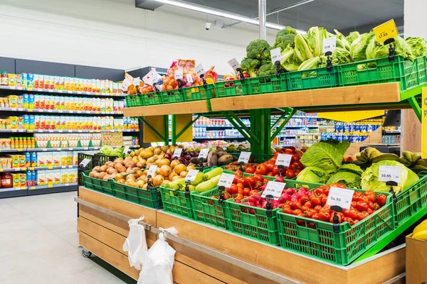 Een Departement Met Verse Groenten Fruit Een Supermarkt April 2023 — Stockfoto