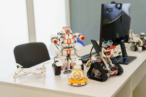 机器人和控制论俱乐部的自制机器人 2022年11月10日摩尔多瓦贝尔齐 供说明性编辑使用 — 图库照片
