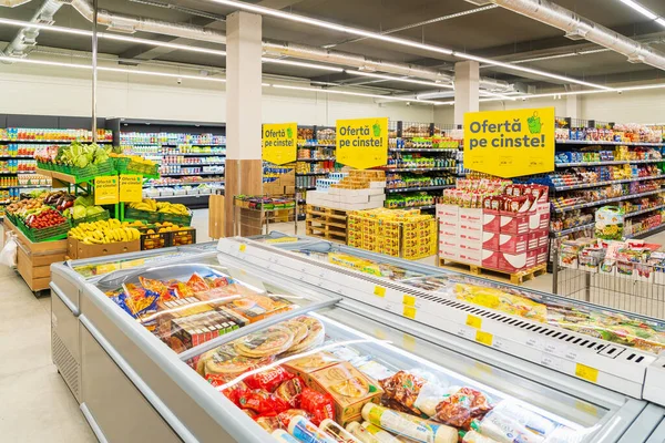 零售超市的内部 2023年4月13日 摩尔多瓦贝尔西 供说明性编辑使用 — 图库照片