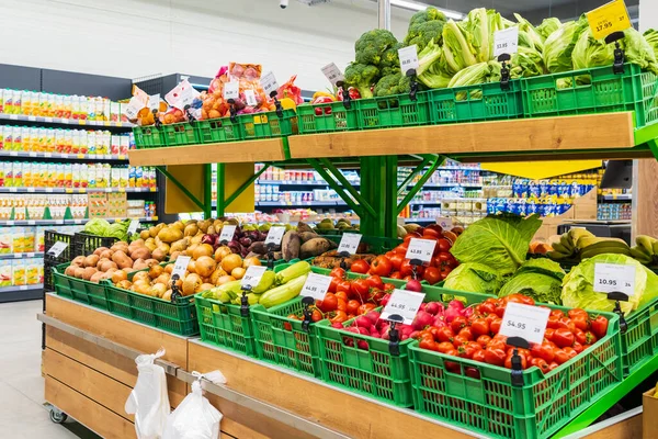 Département Avec Des Fruits Légumes Frais Dans Supermarché Avril 2023 — Photo