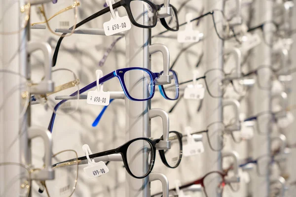 带光学眼镜的陈列柜 2023年3月1日 摩尔多瓦贝尔西 供说明性编辑使用 — 图库照片