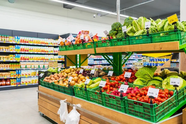 Avdelning Med Färsk Frukt Och Grönsaker Mataffär April 2023 Beltsy — Stockfoto