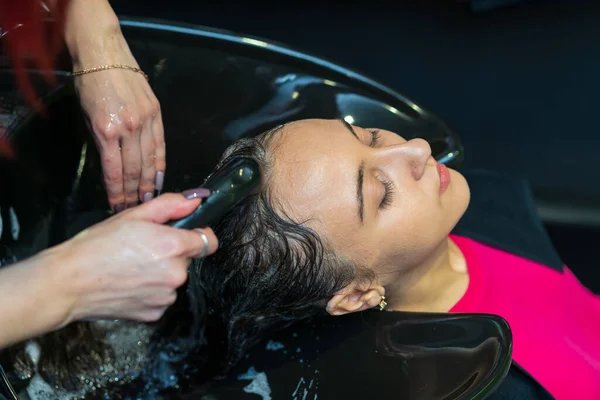 Dezember 2022 Balti Moldawien Der Prozess Des Haarewaschens Einem Schönheitssalon Stockfoto
