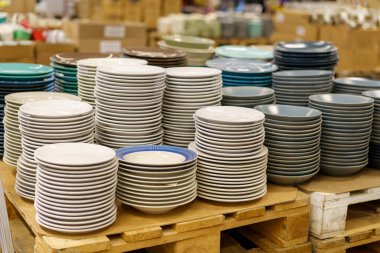 Toptan ve perakende mağazasında tabaklar ve tabaklar. Seçici odaklı arkaplan ve metin için alanı kopyala