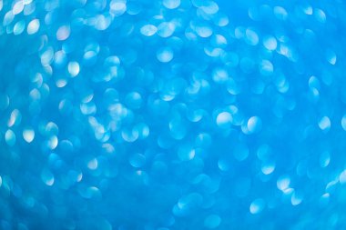 Bulanık arkaplan. Odaklanmamış fotoğraf merceğini geri ver. Arka plan bokeh. Tasarım boş. Tasarımcı için grafik kaynak. Canlı mavi.