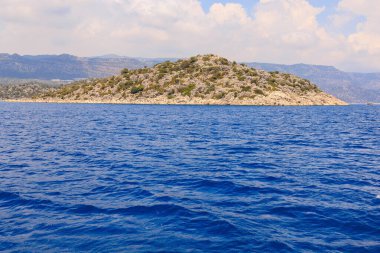 Denizden kayalık kıyı manzarası. Seçici odaklı arkaplan ve metin için alanı kopyala. Türkiye 'de Akdeniz. Popüler turistik yerler