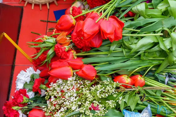 Deitado Flores Monumento Dia Comemorativo Foco Seletivo Contexto — Fotografia de Stock