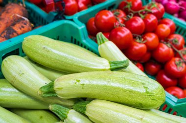 Kabak çorbası. Marketteki sağlıklı yiyecekler. Diyet ve düzgün beslenme. Seçici odak ve kopyalama alanı olan arkaplan