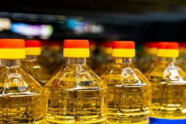 Ayçiçeği yağı. Plastik bir şişenin boynu. Markette ya da markette bakkal. Seçici odak ve kopyalama alanı olan arkaplan