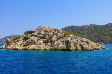 Denizden kayalık kıyı manzarası. Seçici odaklı arkaplan ve metin için alanı kopyala. Türkiye 'de Akdeniz. Popüler turistik yerler