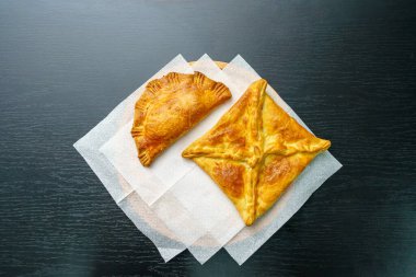 Khachapuri ve börekler. İştah açıcı hamur işleri. Fast food. Fırından atıştırmalık bir şeyler. Seçici odak ve kopyalama alanı olan arkaplan