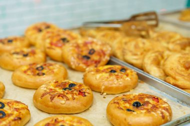 Mini pizza. İştah açıcı hamur işleri. Fast food. Fırından atıştırmalık bir şeyler. Seçici odak ve kopyalama alanı olan arkaplan