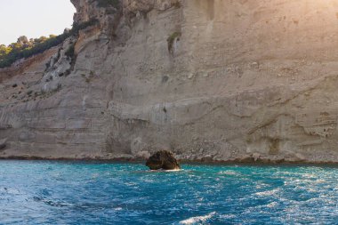 Denizden kayalık kıyı manzarası. Seçici odaklı arkaplan ve metin için alanı kopyala. Türkiye 'de Akdeniz. Popüler turistik yerler