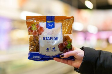 6 Nisan 2023 Beltsy, Moldova. Resimli editör kullanımı için. Kahverengi üzümler.