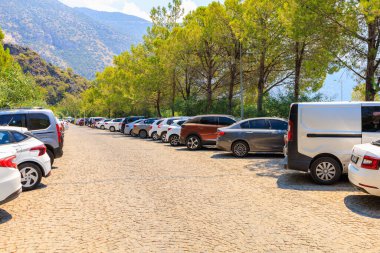 11 Ağustos 2023 Oludeniz Turkey. Resimli editör kullanımı için. Turizm sezonunda plajda park eksikliği sorunu