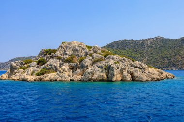 Denizden kayalık kıyı manzarası. Seçici odaklı arkaplan ve metin için alanı kopyala. Türkiye 'de Akdeniz. Popüler turistik yerler