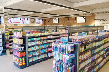 Büyük bir eczane süpermarketi. 1 Mart 2023 Beltsy, Moldova. Resimli editoryal kullanım için.