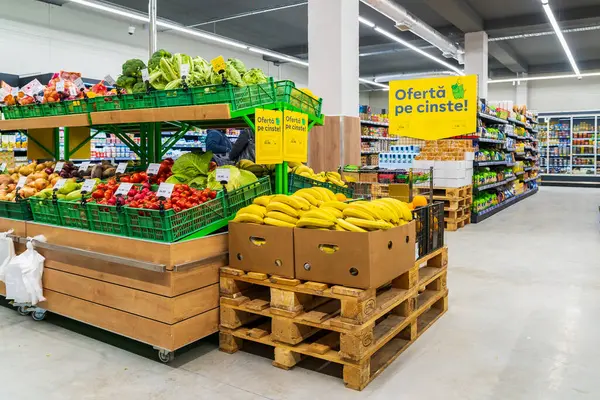 超市里有新鲜水果和蔬菜的部门 2023年4月13日 摩尔多瓦贝尔西 供说明性编辑使用 — 图库照片