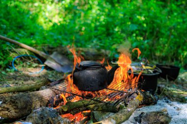 Kamp ateşinde çaydanlık. Kamp ya da yürüyüş. Seçici odak ve kopyalama alanı olan arkaplan