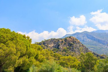 Türkiye 'nin popüler Oludeniz plajından yeşil dağların güzel manzarası. Arkaplan