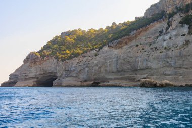 Denizden kayalık kıyı manzarası. Seçici odaklı arkaplan ve metin için alanı kopyala. Türkiye 'de Akdeniz. Popüler turistik yerler