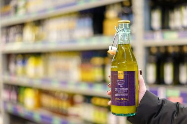 6 Nisan 2023 Beltsy, Moldova. Resimli editör kullanımı için. İtalyan filtresiz ekstra saf zeytinyağı.