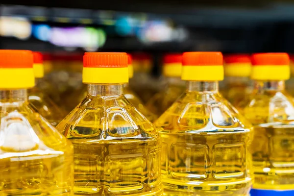 Ayçiçeği yağı. Plastik bir şişenin boynu. Markette ya da markette bakkal. Seçici odak ve kopyalama alanı olan arkaplan