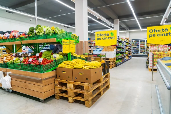 超市里有新鲜水果和蔬菜的部门 2023年4月13日 摩尔多瓦贝尔西 供说明性编辑使用 — 图库照片