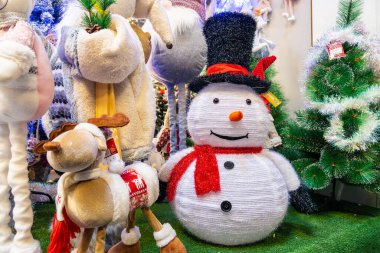 29 Kasım 2022 Beltsy, Moldova. Resimli editör kullanımı için. Kış yeni yıl tatili için dekoratif Noel Kardan Adam