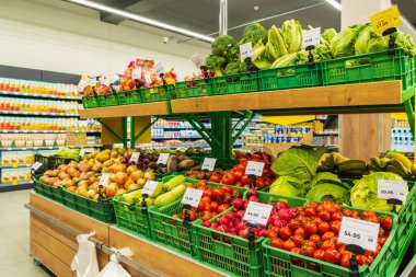 Markette taze meyve ve sebze satan bir bölüm. 13 Nisan 2023 Beltsy, Moldova. Resimli editoryal kullanım için.
