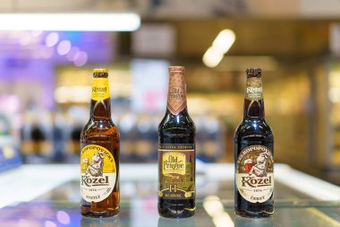 8 Haziran 2023 Beltsy, Moldova. Resimli editör kullanımı için. Cam şişelerde bira.